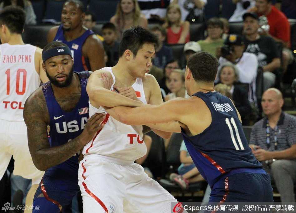 周鹏顶着防守人强行上篮，周琦在身后用身体卡住位置，随时准备拼抢篮板。