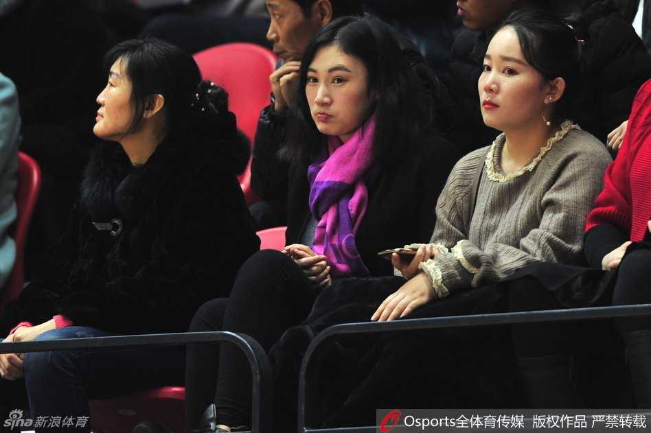 比赛结束后，王欣怡心情大好，脸上绽放出灿烂的笑容。或许是为周琦的出色发挥感到高兴，又或许是为这场酣畅淋漓的大胜而喜悦。