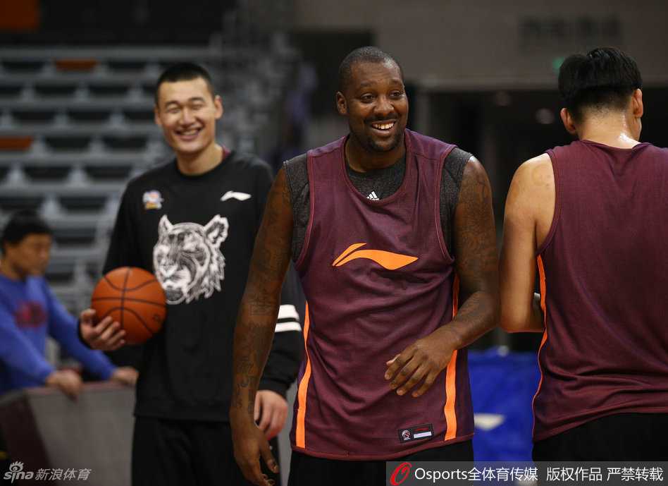 周琦中距离跳投出手，手臂舒展，面具下的脸庞显得格外认真和投入