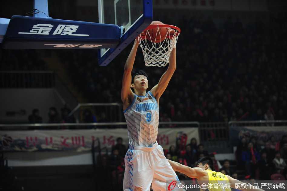 周琦在对手严密防守下腾空跃起，双手暴扣震撼全场
