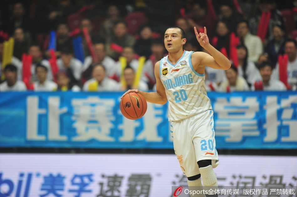 西热力江组织进攻时神情专注，眼神中透出犀利与杀气