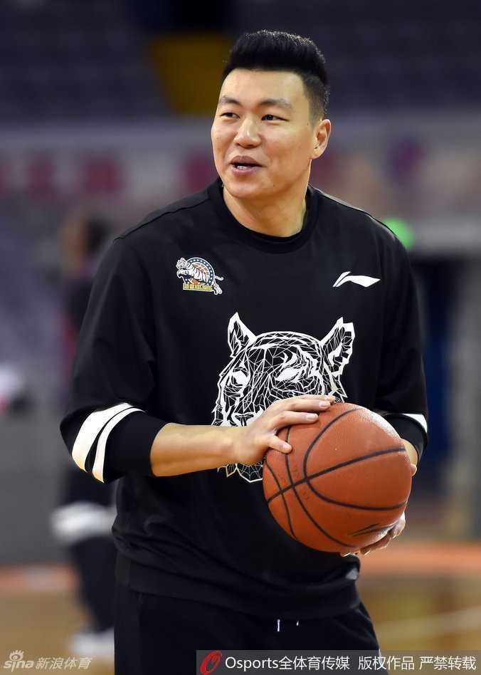 李根在投篮间隙侧过身，心情相当不错，咧着嘴笑着似乎在问队友：你们快从侧面看看，我是不是又瘦了？