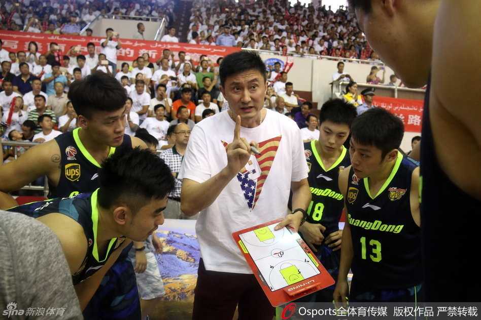 新疆队替补席上，包括布拉切在内的众将整齐待命，他们时而关注场上局势，时而交流战术，尽管主力未全部出战，但板凳深度依然令人艳羡。