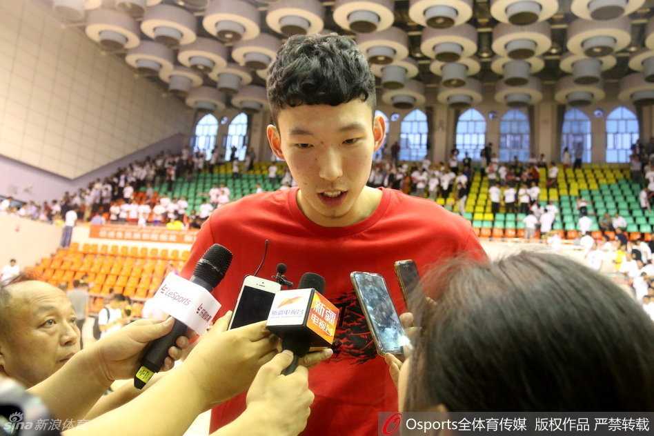 结束了在美国NBA火箭队的特训，周琦顶着一头蓬松的卷发亮相喀什，面对镜头他眼神坚定，亲口确认新赛季将留守新疆飞虎，继续向CBA总冠军发起冲击。