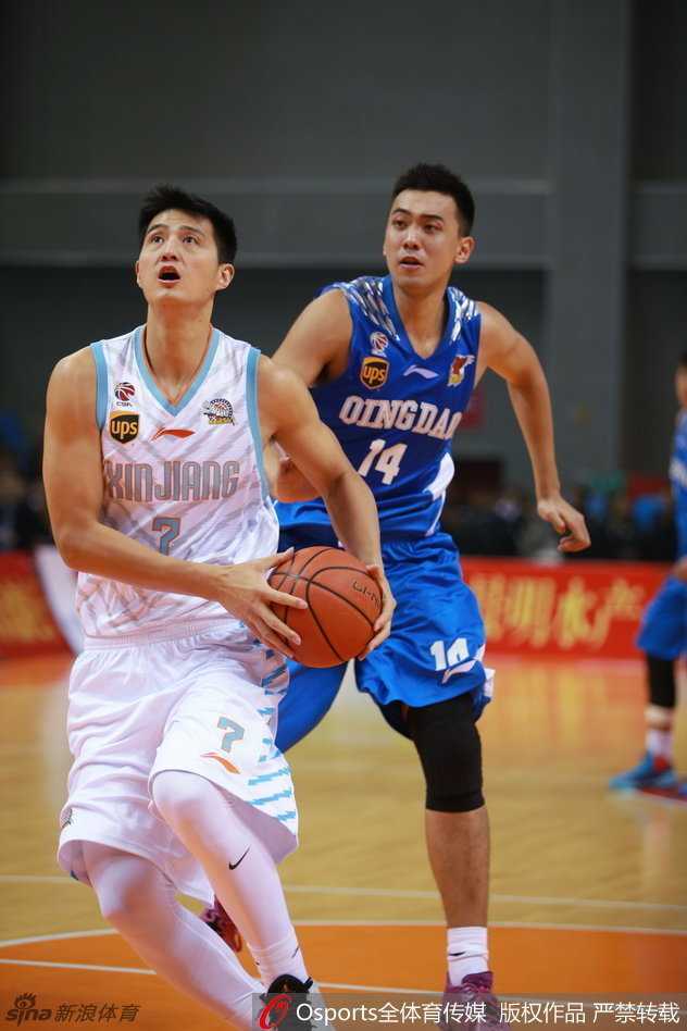 混乱的篮下，周琦在两名青岛队球员的合围中强行起跳，手臂高举试图将球补进，对抗激烈仿佛火星撞地球。