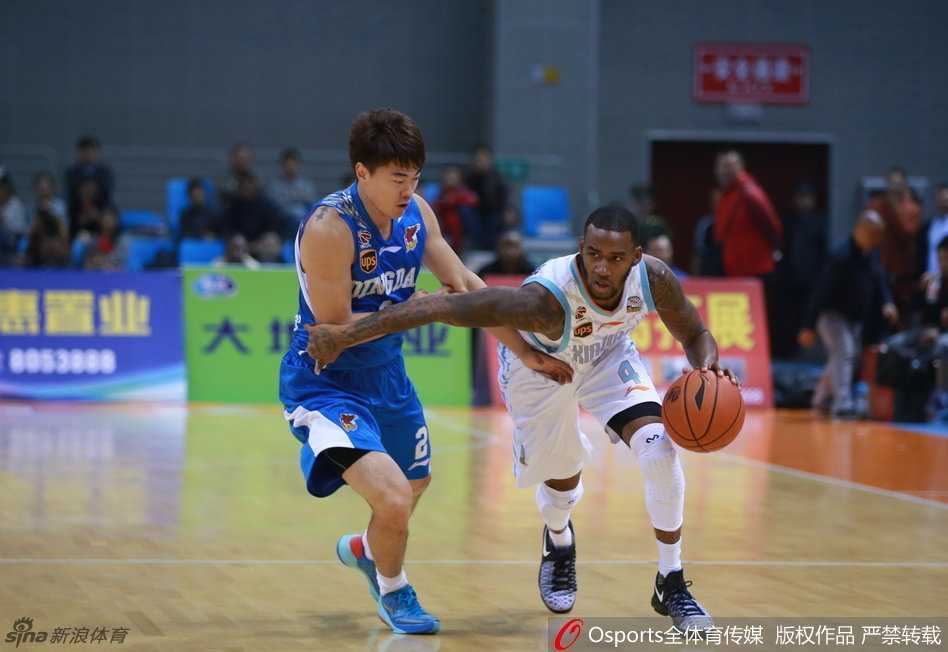 摆脱防守后的周琦，在无人干扰下轻盈地将球挑向篮筐，动作一气呵成，展现出极佳的球感和核心力量。