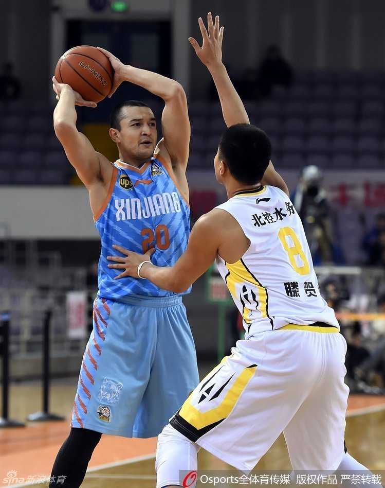 古德洛克如闪电般启动突破，他的起速瞬间甩开了防守者，眼神坚毅地望向篮筐。