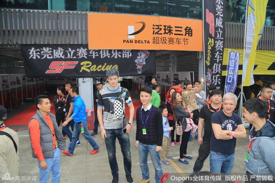 周鹏与赛车宝贝亲密合影，俊朗外表与炫酷发色引来粉丝阵阵欢呼