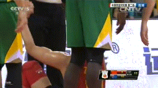 李慕豪本场展现了身高臂展的优势，他在挡拆后顺下，接刘晓宇恰到好处的击地传球，无视补防的对手，直接上演双手暴扣。这次精彩的空中接力不仅让现场沸腾，也证明了他作为移动长城一员的价值。