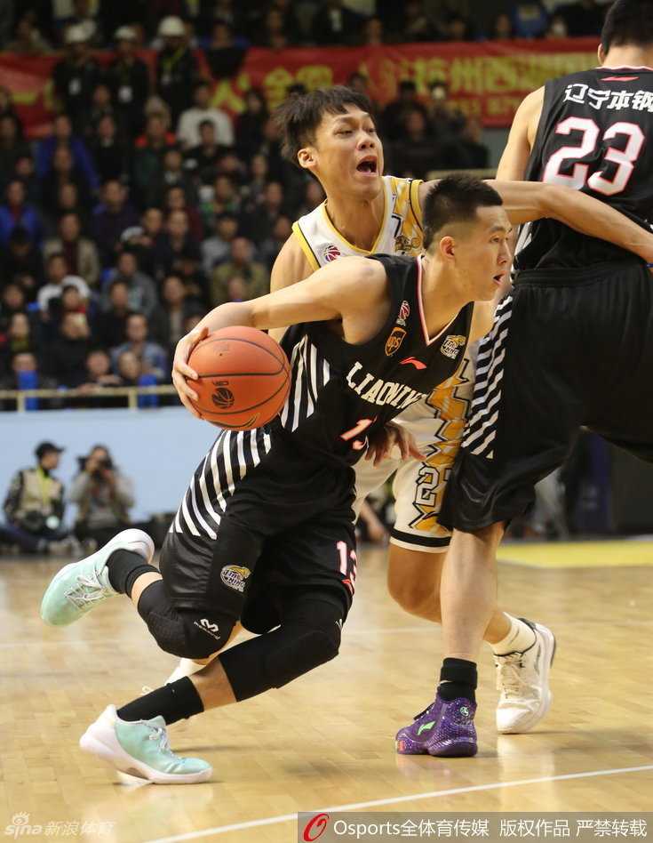 韩德君篮下卡位要球，面对防守人高举高打，轻轻一跃将球放入篮筐，动作朴实无华却彰显着内线巨无霸的绝对统治力。