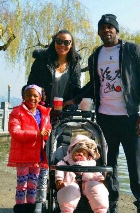 全家福拍摄花絮，哈德森褪去龙袍换上便装，在镜头前搞怪逗女儿开心，展现出与赛场上冷血杀手截然不同的温情父亲形象