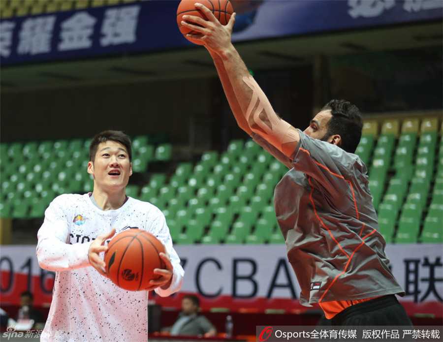 哈达迪在训练中亲自示范标准投篮动作，柔和的出手手感让他在内线具备强大的牵制力。