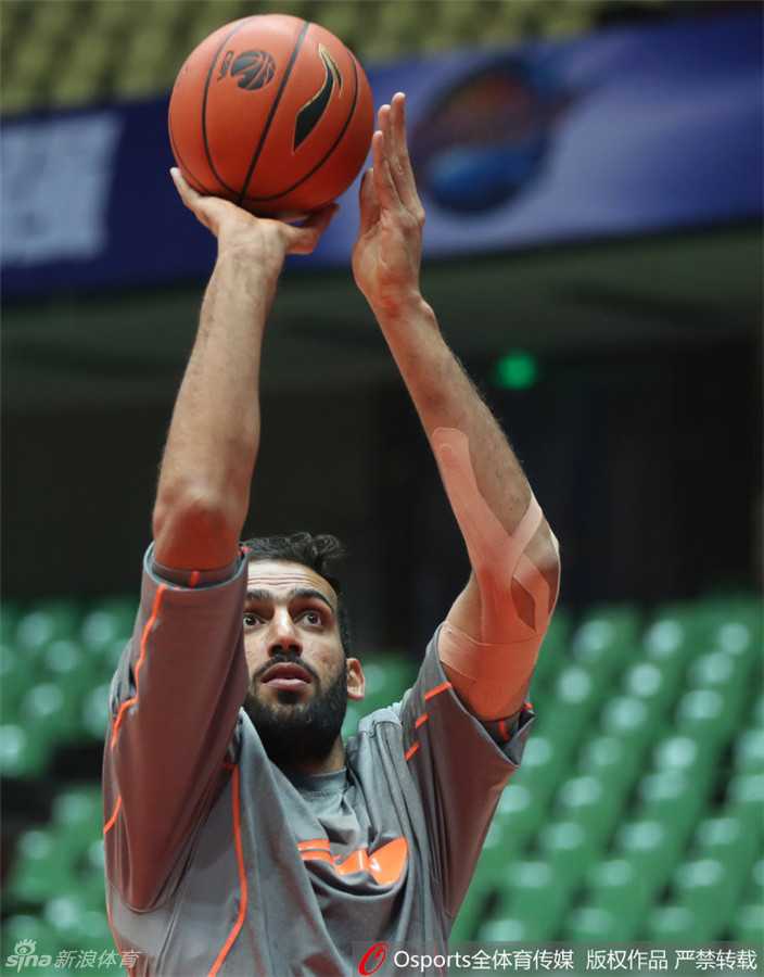 哈达迪进行投篮加练，汗水浸透了球衣，眼神中透露出对胜利的极度渴望。