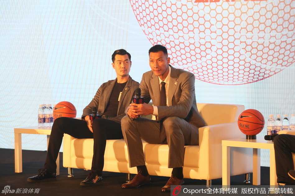 易建联与王仕鹏哥俩身着笔挺西装，在发布会后台并肩而立，阿联标志性的沉稳微笑与大鹏的自信神态，仿佛让人看到了广东王朝昔日的辉煌背影。