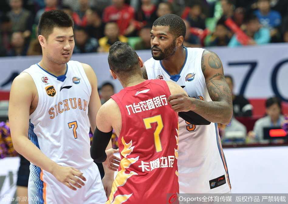 赛场瞬间凝固，哈达迪与吉林托马斯篮下激烈卡位，两人肌肉紧绷、互不相让，力量与意志的较量一触即发。