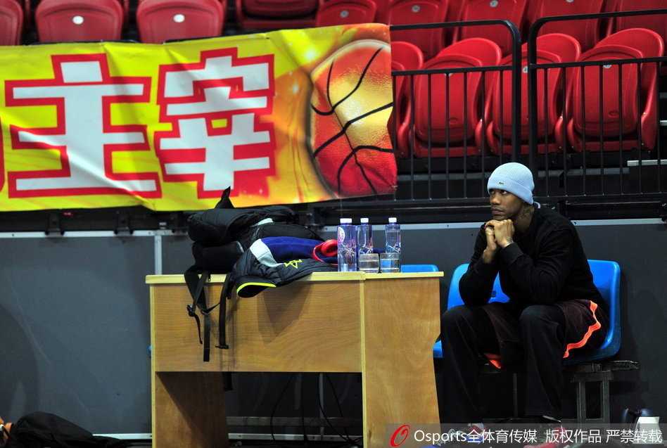 主教练闵鹿蕾双手抱在胸前，眉头紧锁，目光如炬地盯着球场上的每一次攻防，此刻他的脑海里正高速运转着下一场变阵的千头万绪。