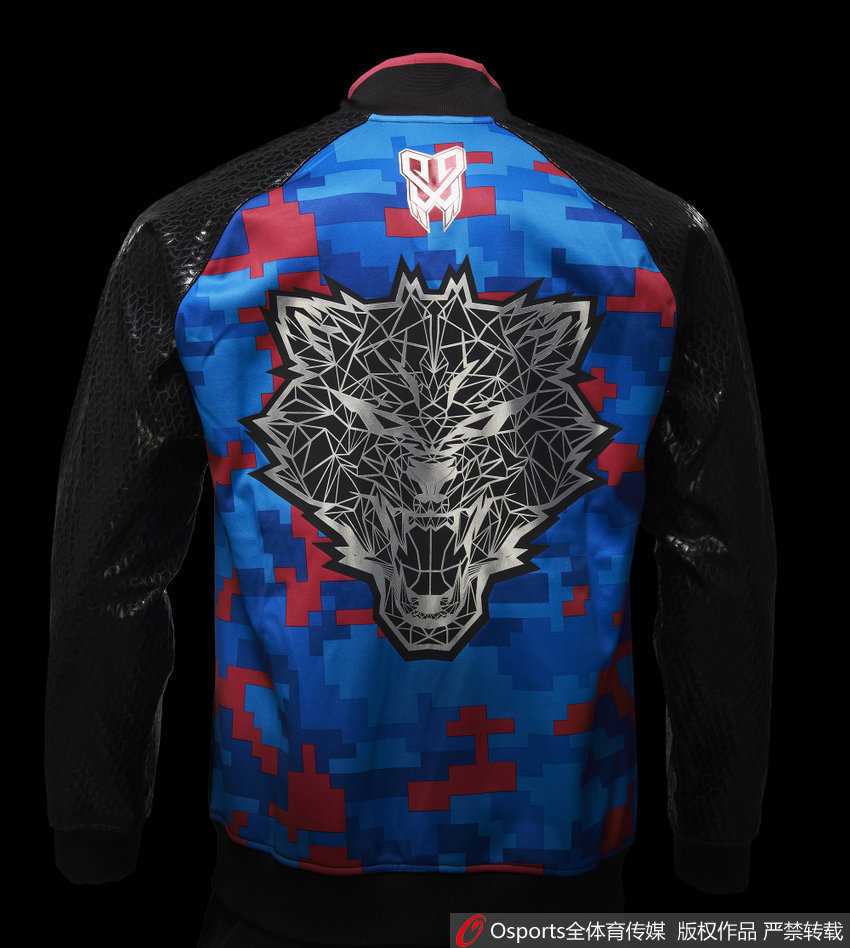 南区全明星队员身穿蓝色投篮服从球员通道走出，胸前的图腾设计与热身时的轻松神态相得益彰。