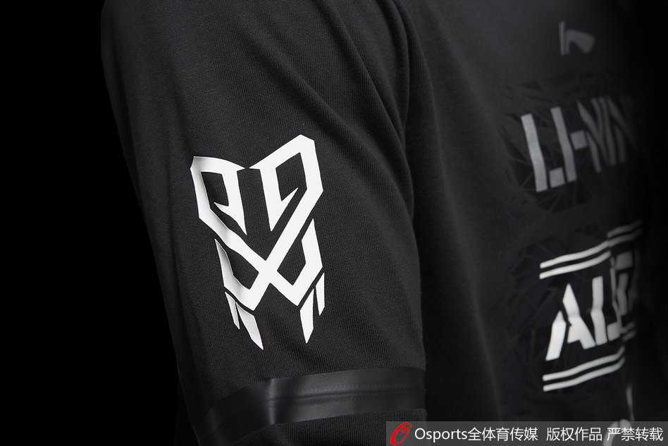 赛后的易建联身披南区毛巾，身穿南区全明星装备向观众致意，背景里是闪耀的东莞东风日产文体中心。