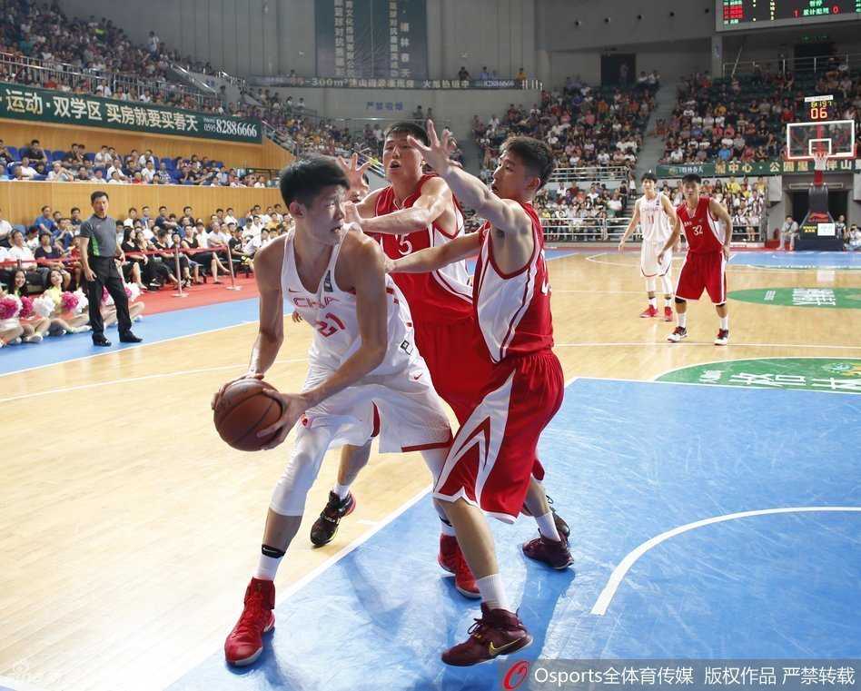 刘志轩寸步不离地跟防着朝鲜队的核心后卫，他张开双臂，像一道铁闸一样拦截在对手的前进路线上，眼神中透露出必胜的决心。