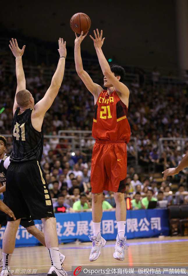 刘晓宇如闪电般摆脱防守，飞身跃起上篮，在空中对抗后依然保持身体平衡，将球稳稳送入篮筐，用个人能力撕开对手铁桶阵。