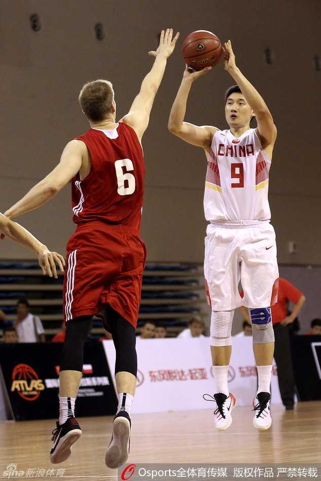 赵率舟如同一名沉稳的船长，在惊涛骇浪般的逼抢中牢牢掌舵，用身体筑起移动的长城护住身后的篮球。