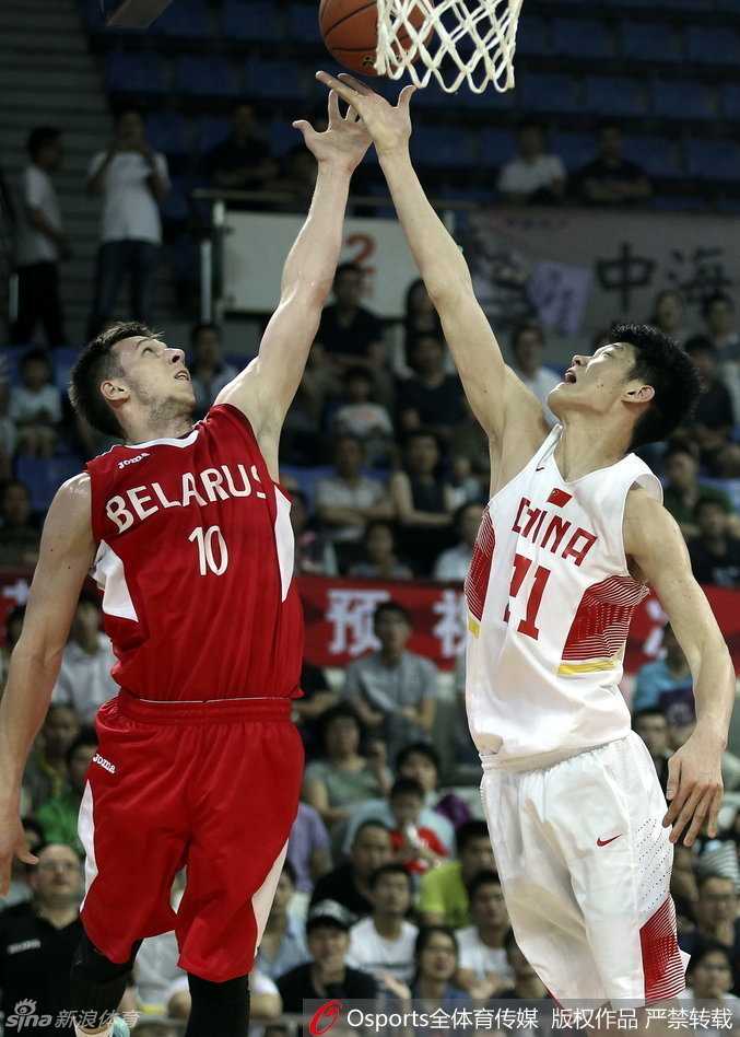 吴庆龙指导在场边双手拢成喇叭状，神情严肃地向场上队员传达战术指令