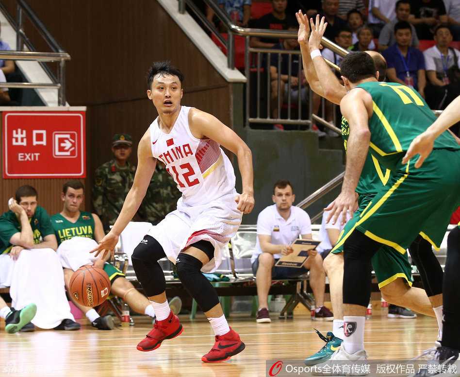 赵大鹏面对防守球员，利用强壮的身体强行切入篮下，展现出势在必得的气势。