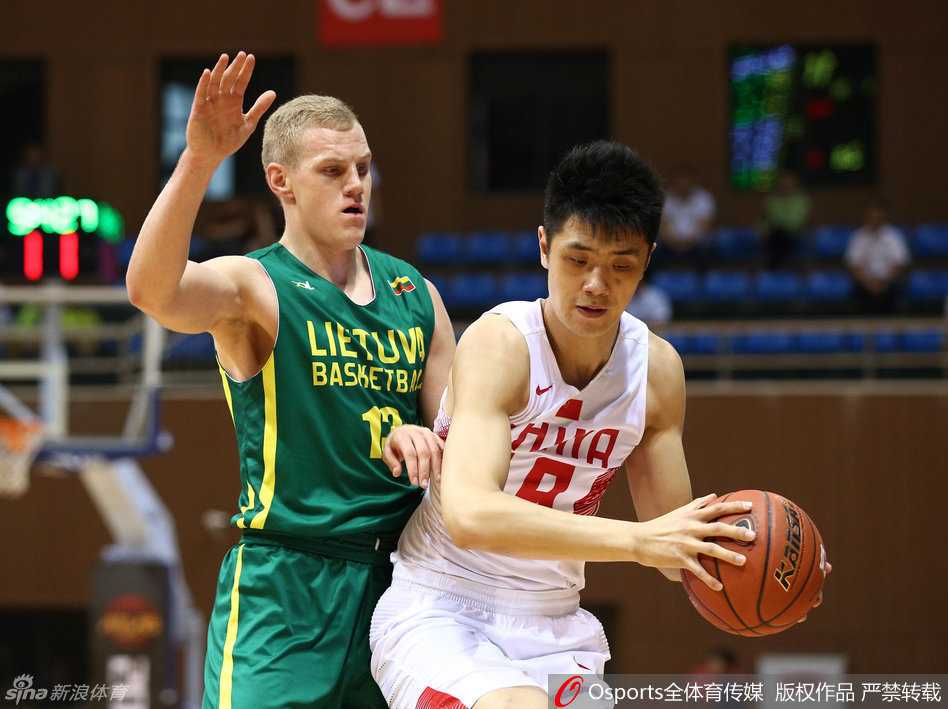 胡金秋在立陶宛高大内线的严防下，依然果断转身投篮，展现出扎实的篮下技术。