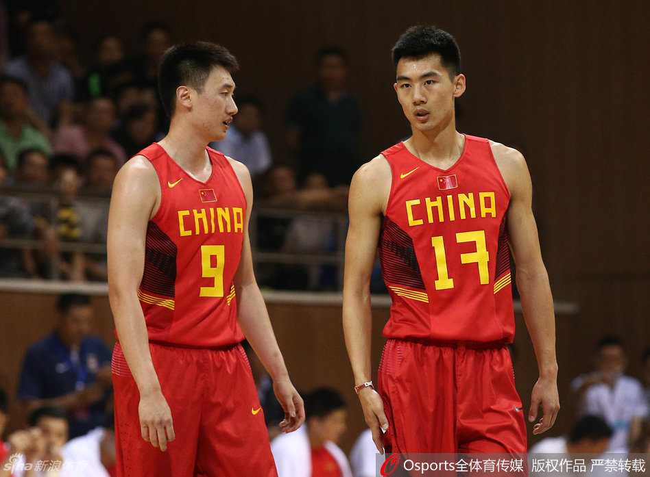 沈梓捷在三秒区接到皮球，顺势起身准备扣篮，修长的臂展让他在篮下显得极具统治力。