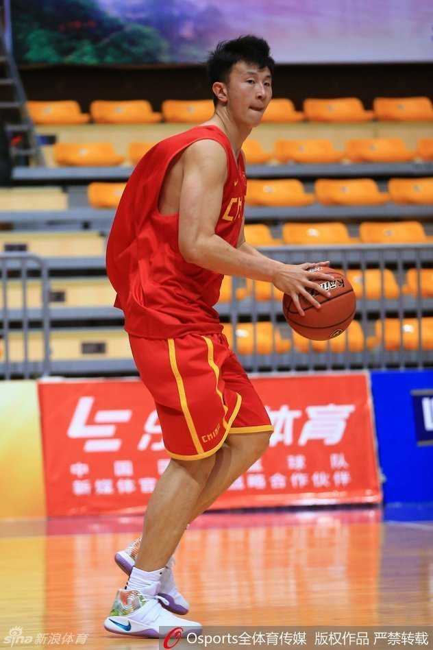 赵率舟在三分线外果断跳投，投篮手型完美固定，指尖仿佛还残留着篮球离手时的旋转，皮球在空中划出期待中的弧线。