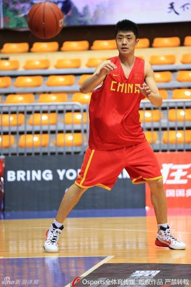 陶汉林在热身时进行身体拉伸，强壮的体魄在阳光下显得格外醒目，每一次伸展都是为了在禁区掀起风浪。