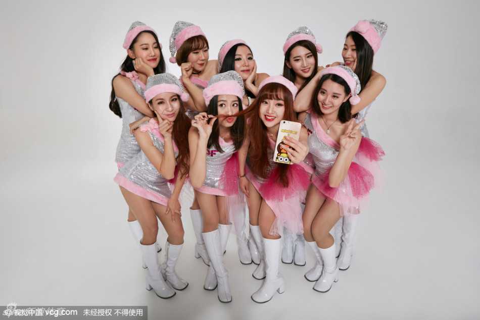 一位队员手持圣诞装饰物，对着镜子俏皮自拍，画面捕捉到了她私下里俏皮又爱美的一面，真实感十足。