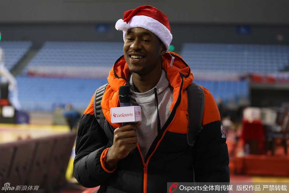 核心外援布鲁克斯戴上了可爱的圣诞帽，在训练间隙对着镜头耍酷卖萌，展现了赛场外顽皮的一面。