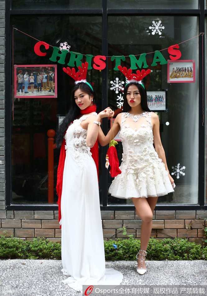 镜头捕捉到一位队员回眸一笑的瞬间，背景是璀璨的圣诞灯光，她的眼神清澈明亮，笑容天真烂漫，完美诠释了圣诞节的浪漫与美好。