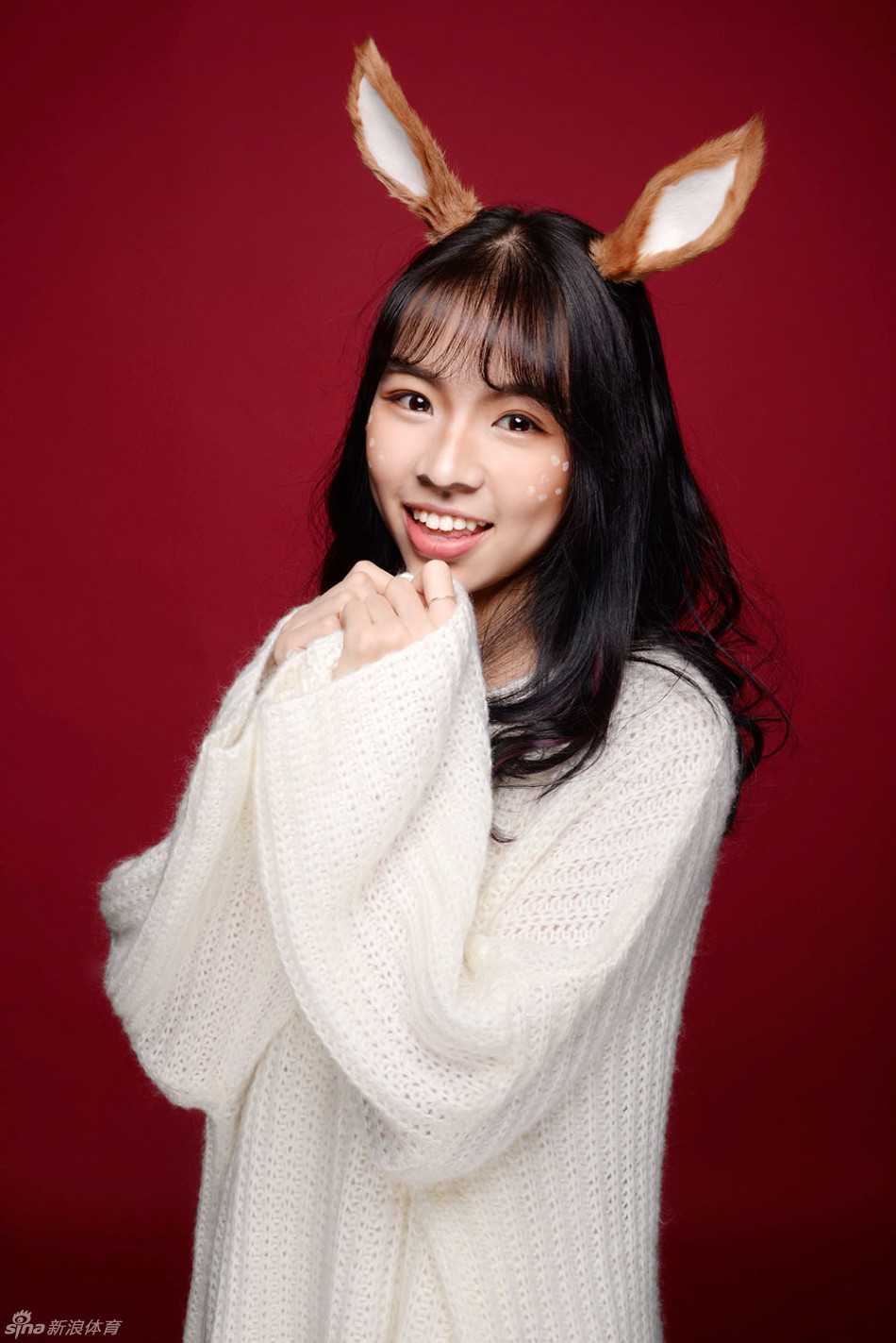 浙江蕞红啦啦队宝贝头戴应景的驯鹿耳朵发饰，在冬日里露出甜美笑容，仿佛童话中走出的暖冬精灵。