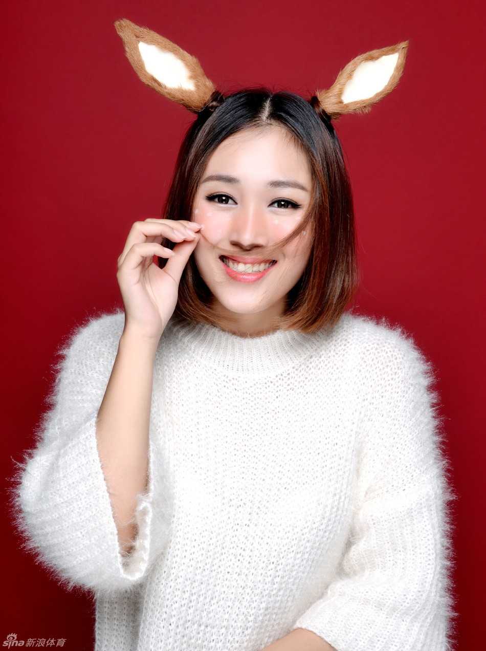 想要圣诞礼物吗？浙江蕞红啦啦队宝贝扮成俏皮可爱的模样，眼神灵动，仿佛在向球迷们讨要圣诞祝福。