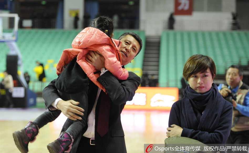 走出球馆的通道里，灯光拉长了一家三口的身影。郭士强穿着笔挺的西装，女儿牵着爸爸妈妈的手，仿佛是世界上最重要的事情，这平凡的一幕胜过万千荣耀。