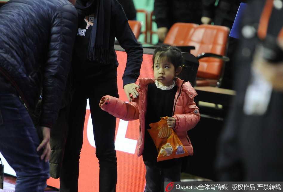 赛后的人潮中，郭士强细心地护着身边的女儿，眼神里满是宠溺，与刚才在场上运筹帷幄的严厉教练判若两人，女儿是他心中最柔软的角落。