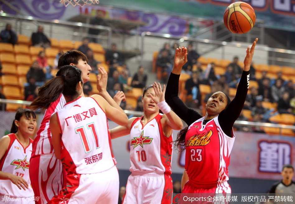 山西队主教练卢卡斯情绪失控，飞脚踹向场边的广告牌，瞬间将其踢出一个缺口，广告布碎裂开来。