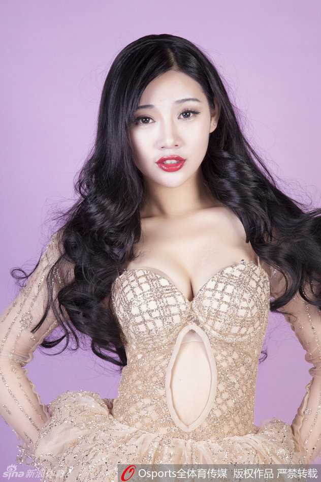 球场灯光下，她无辜清澈的眼眸与一抹复古红唇形成鲜明对比，魅惑双唇轻启，似在为球队的精彩表现轻声喝彩。