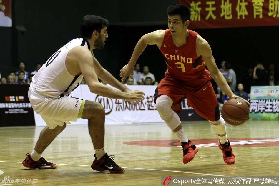 吴庆龙目光如炬，双手叉腰站在场边，紧皱的眉头透露出他对场上瞬息万变局势的专注与思虑。