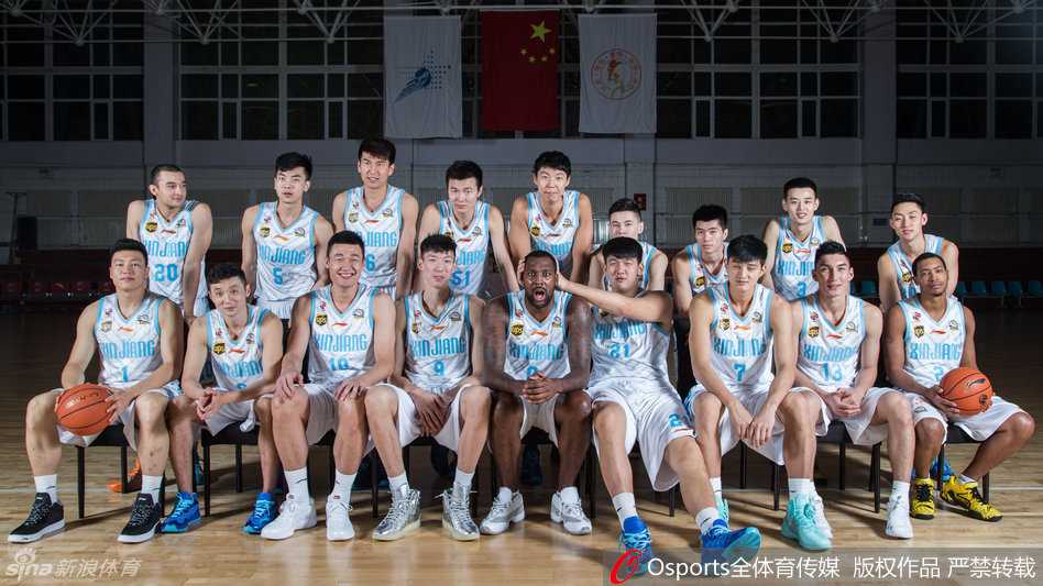 天山脚下，飞虎全家福，眼神中满是对新赛季的渴望与坚定。