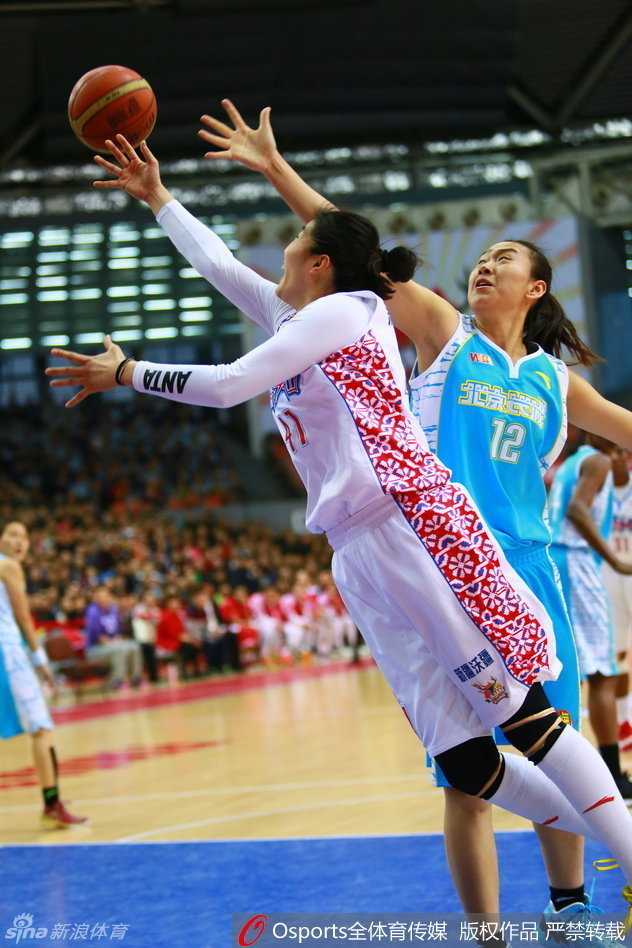 福尔斯旱地拔葱般腾空而起，修长的手臂在空中划过一道弧线，将球稳稳放入篮圈