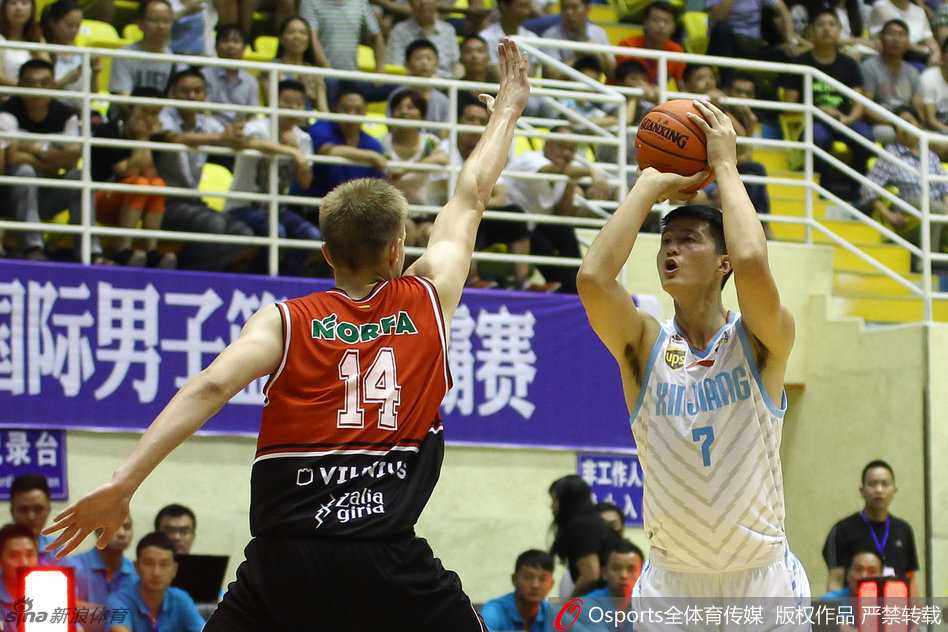 比赛大局已定，可兰白克嘴角挂着微笑与队友击掌相庆，眼中闪烁着胜利的喜悦和对未来的无限憧憬。