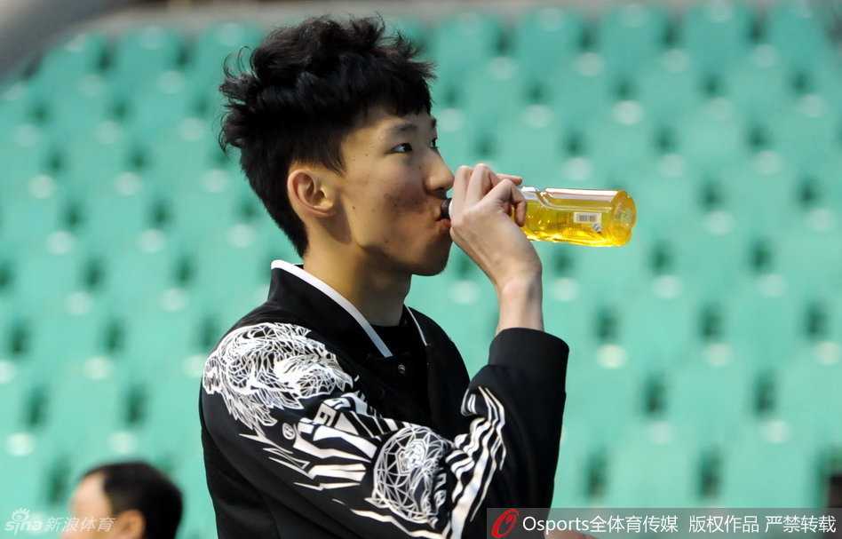 男篮新星周琦神态悠闲备战，举手投足间尽显核心球员的自信与松弛