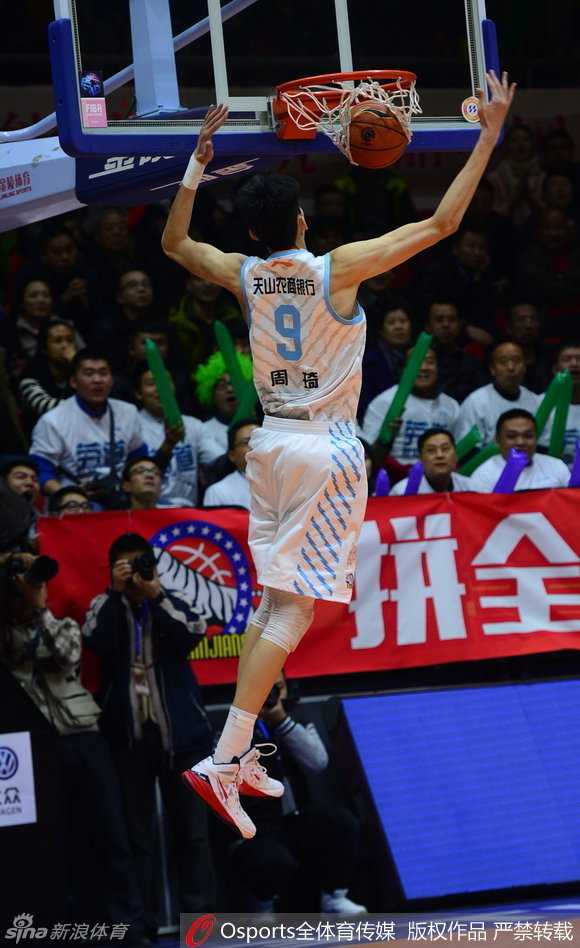 苏伟与拉莫斯篮下肌肉碰撞，卡位争夺如同摔跤般激烈