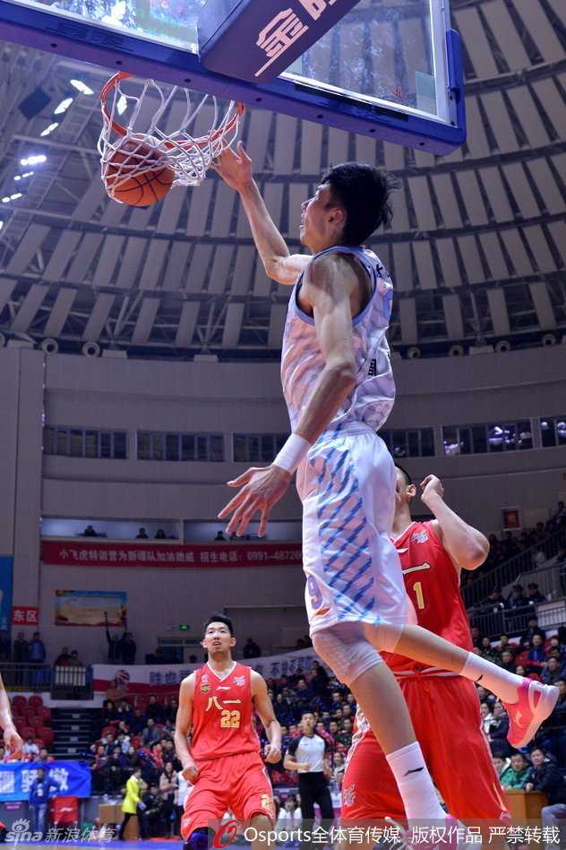 亚当斯如灵蛇出洞，利用节奏变化摆脱防守，在八一队内线头顶上演飞身上篮好戏。