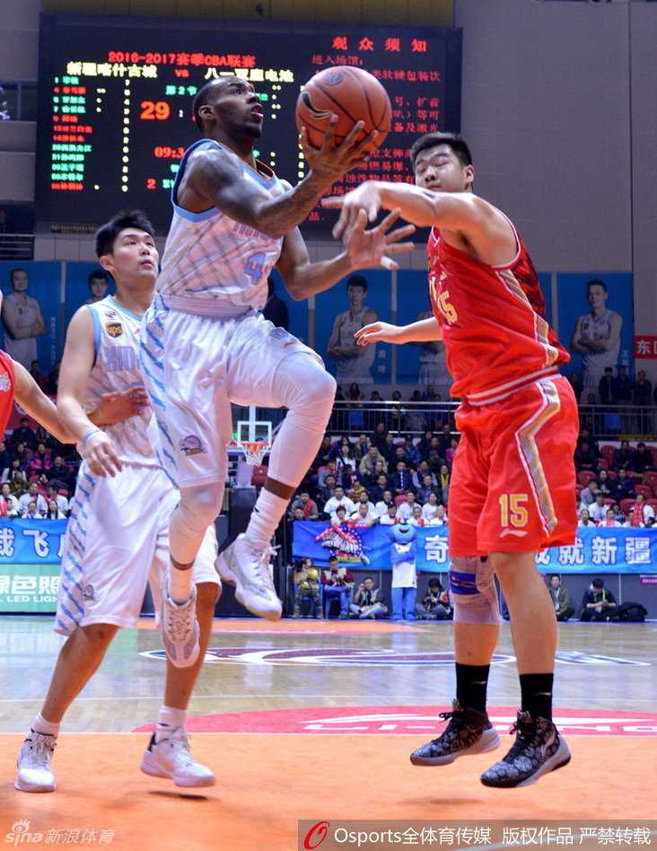 周琦在篮下利用身高优势轻松上篮，彻底粉碎了八一队最后的追分希望。