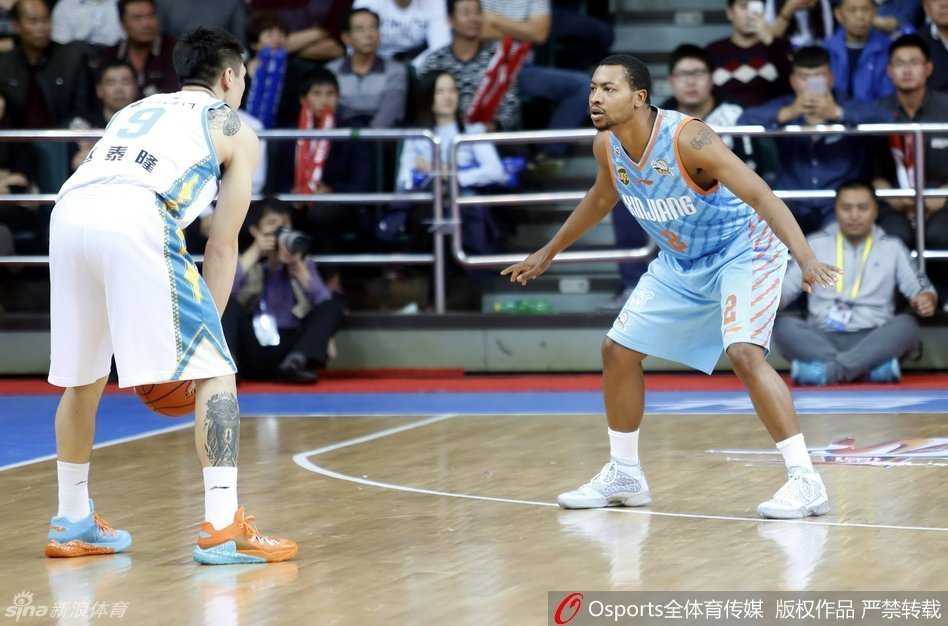 防守悍将赵泰隆张开双臂，重心压得极低，像一堵移动的墙一样死死贴住古德洛克，两人肌肉碰撞的紧张感仿佛穿透了屏幕。