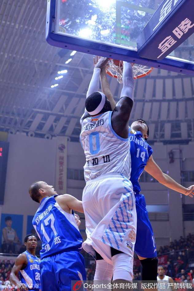 青岛外援吉布森如尖刀般杀入重重防线，在新疆队员围堵下奋力抛投，孤胆英雄本色尽显